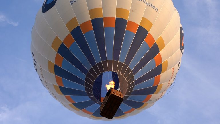 Campingstoelen, foodtrucks en spanning vanwege te harde wind bij eerste dag Ballonfeesten
