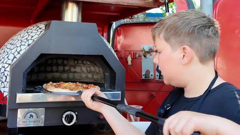 Kai (13) en Ave (12) veroveren Friese markten met hun eigen pizzakar
