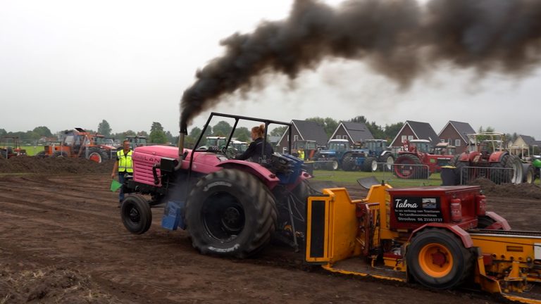 Met een roze trekker de baan op: Amber in actie in Bantega