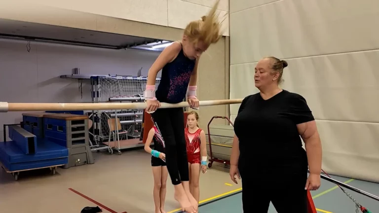 Gymnastiektrainer Maria traint 100 jeugdleden in Oudehaske: “Ik wol net dat de feriening ophâldt”