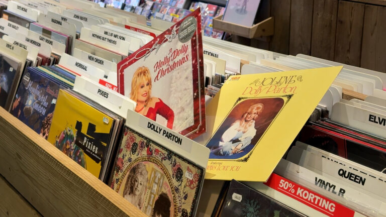 Platenzaak ziet verkoop stijgen na overlijden Dolly Parton: “Een groot verlies”