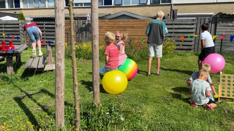 Nieuwe speeltuin in Lemstervaart: ‘We willen dat kinderen weer naar buiten gaan’