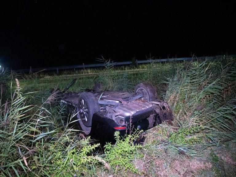 Auto vliegt over de kop, drie gewonden