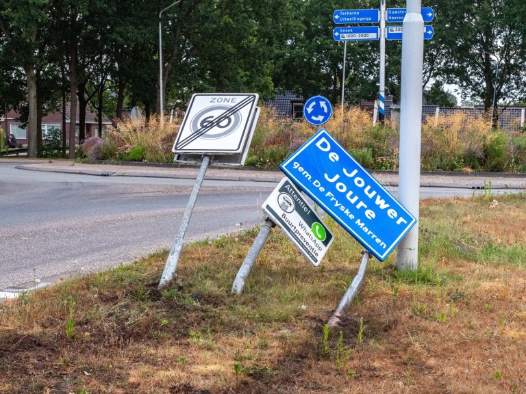 Alcomobilist rijdt borden uit de grond in Joure