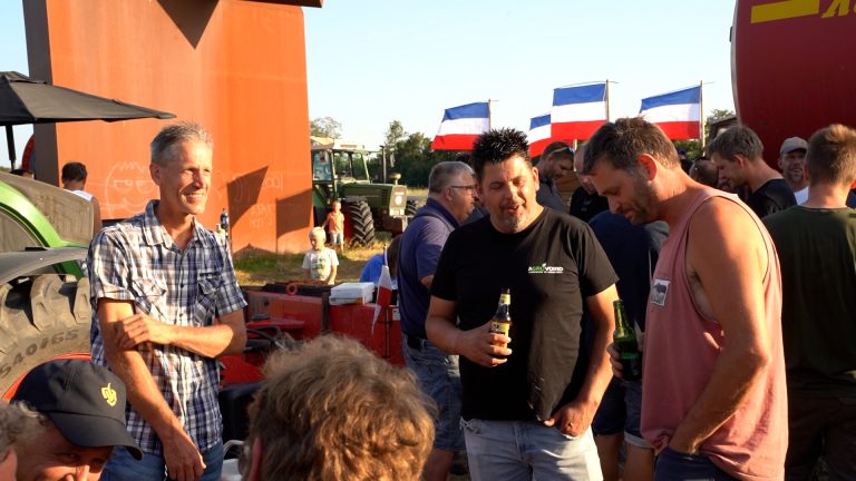 Boeren protesteren langs de A6 bij Lemmer: “Ik zie het stikstofprobleem niet”