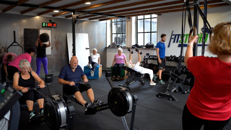 Hinke (89) sport twee keer per week: “Geweldich, ik kin dit net misse”