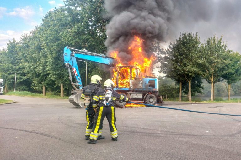 Graafmachine volledig in brand in Joure