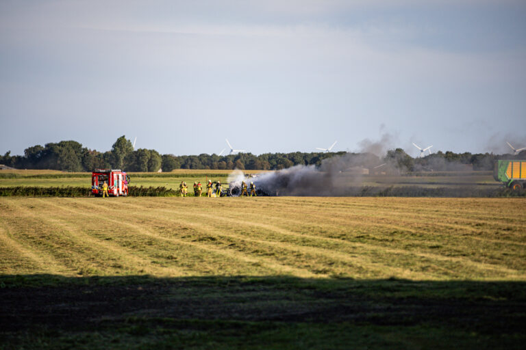 Trekker uitgebrand in weiland in Oudega