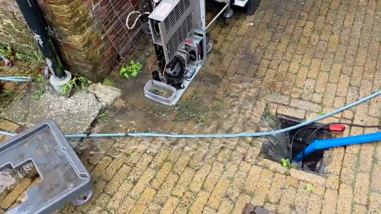 Water stroomt al jaren restaurant in Sloten binnen bij stortbuien