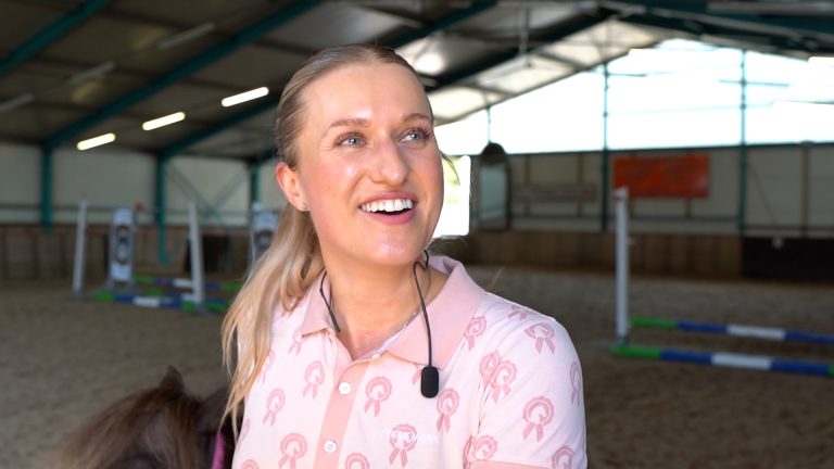 Britt Dekker geniet van publiek in Rijs: “In Friesland ben ik nooit zenuwachtig”