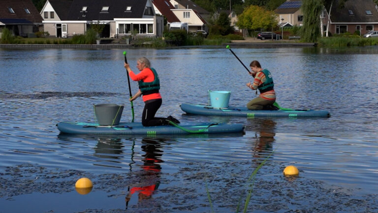 Met een sup het water op voor een schonere omgeving: ‘We hopen vandaag nul kilo afval mee te nemen’