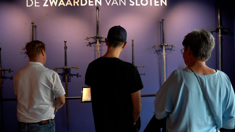 Expositie zeldzame zwaarden uit Sloten geopend: “mensen zijn nieuwsgierig”
