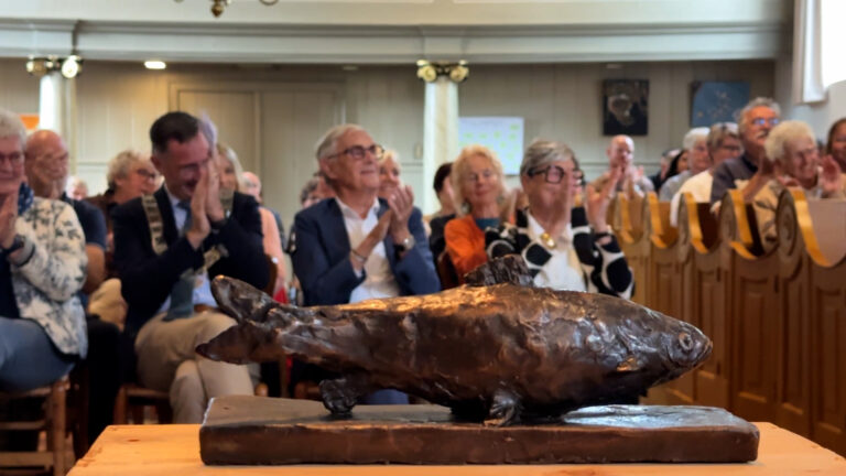 Benny Dam wint Lemster Bokking: “Hij heeft het postkantoor gered”