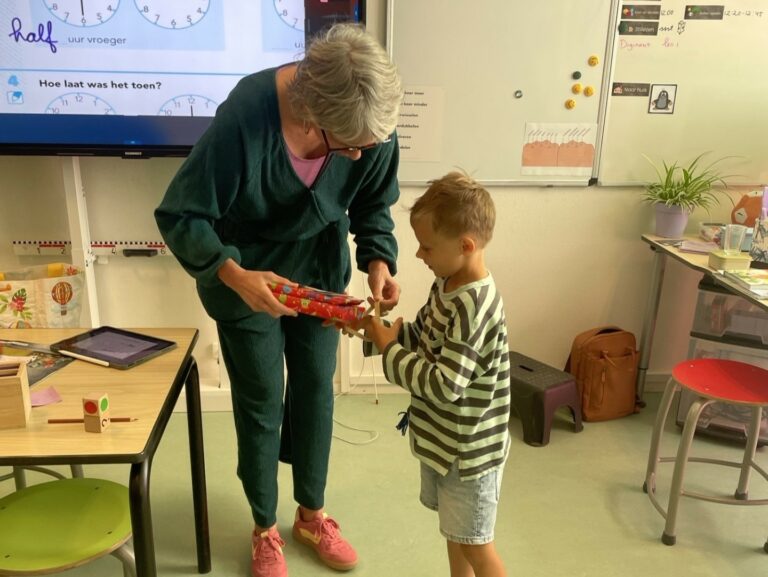Lennon (7) uit Joure wint e-reader met vakantiepaspoortactie bibliotheek