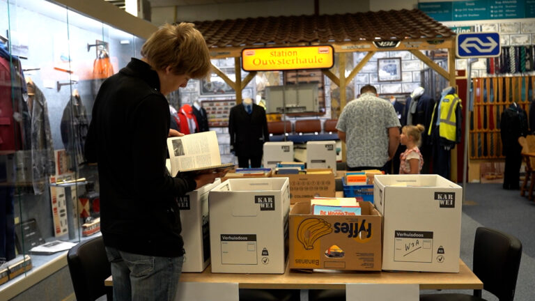 Eerste boekenmarkt bij het Nationaal Openbaar Vervoer Museum in Ouwsterhaule