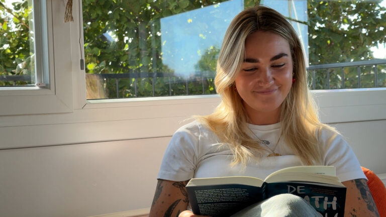 Boekenclubs populairder dan ooit: “Kinst dy ferlieze yn in ferhaal”