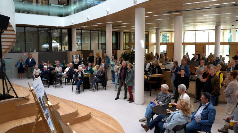 Positieve reacties op verbouwd gemeentehuis, maar houten balken roepen vraagtekens op