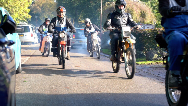 Bijzonder geklede nozems rijden tiende editie Gaasterland Bromfiets Toertocht