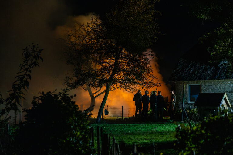 Jongeren voorkomen mogelijk grote brand bij woonboerderij in Sint Nicolaasga