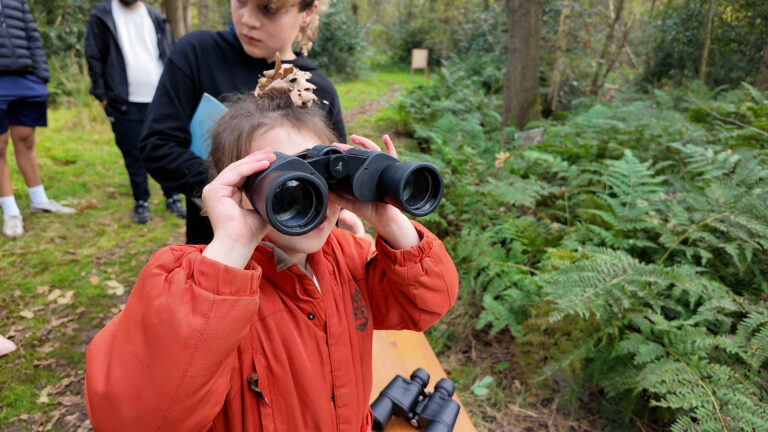 Kinderen ontdekken de natuur tijdens Wilde Buitendag in Nijemirdum