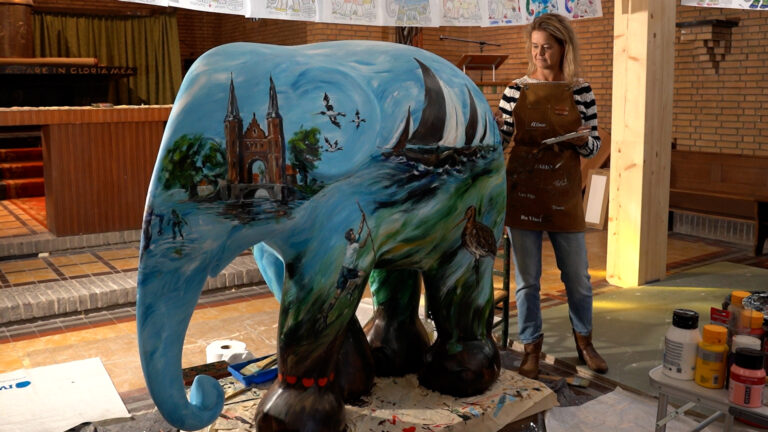 Friese olifant neemt een stukje Friesland mee de wereld over