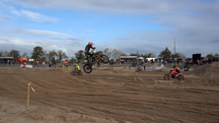 Brullende motoren, hoge zandbulten en spektakel: Strandcross Lemmer trekt honderden crossers